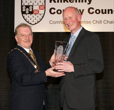 athaoirleach Cllr Tomas Breathnach presenting a specially commissioned piece of Kilkenny Crystal to Brian Cody